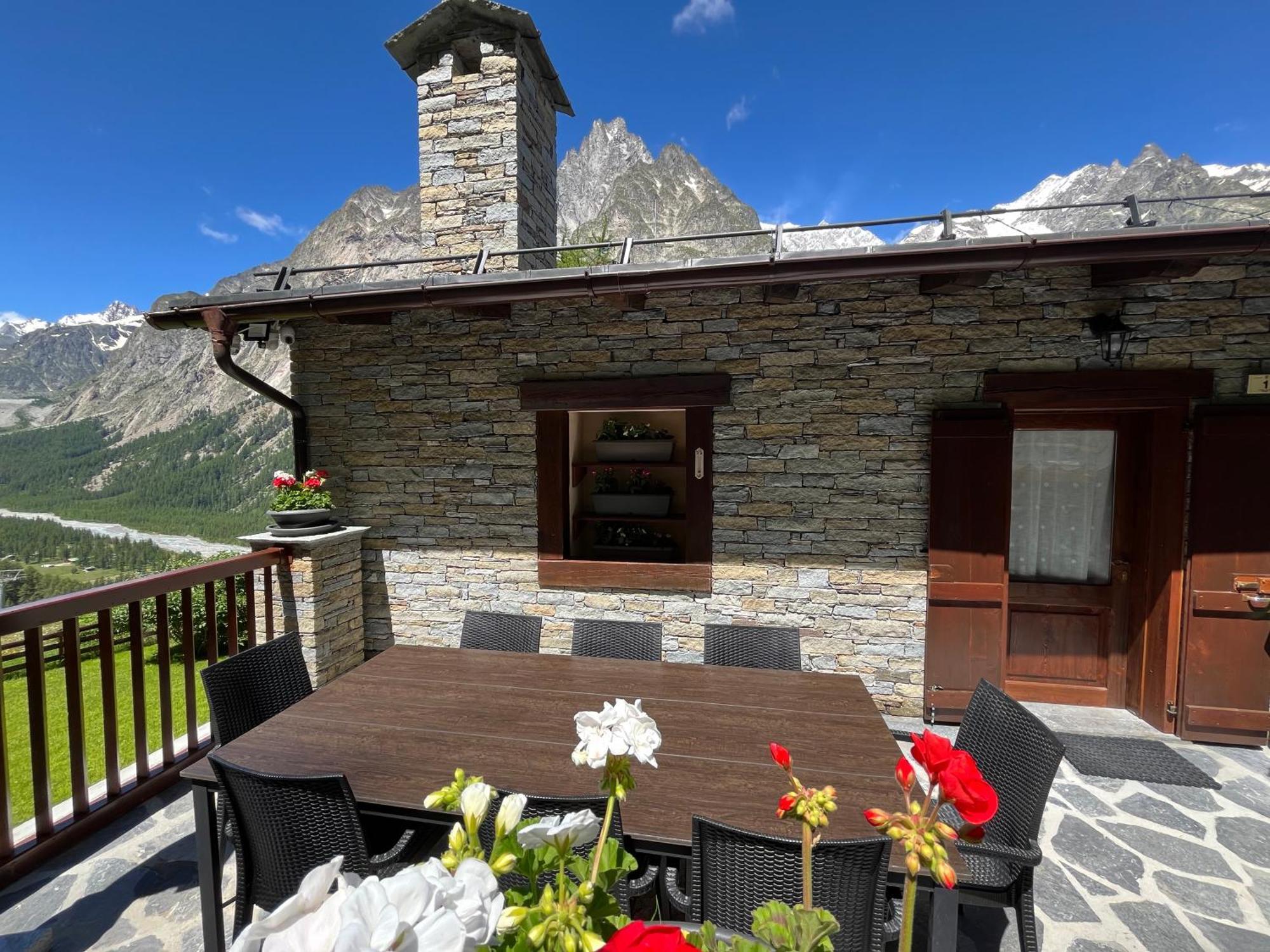 Chez Louis - Alpine Charm With Mont Blanc View & Access Chalet *
